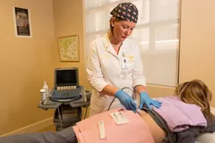 Dr. Mateja de Leonni Stanonik with a patient