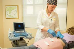 Dr. Mateja de Leonni Stanonik with a patient