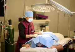 Dr. Myrdalis Díaz-Ramírez helping a patient at DR2SPINE
