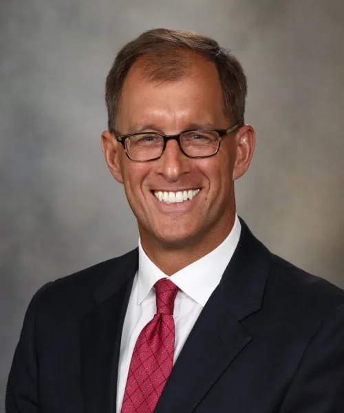 Ian R Mcphail