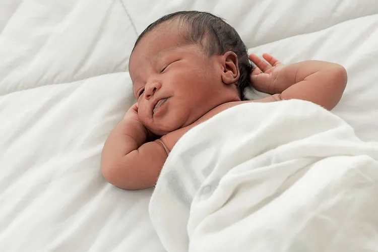  photo d'un bébé afro-américain endormi