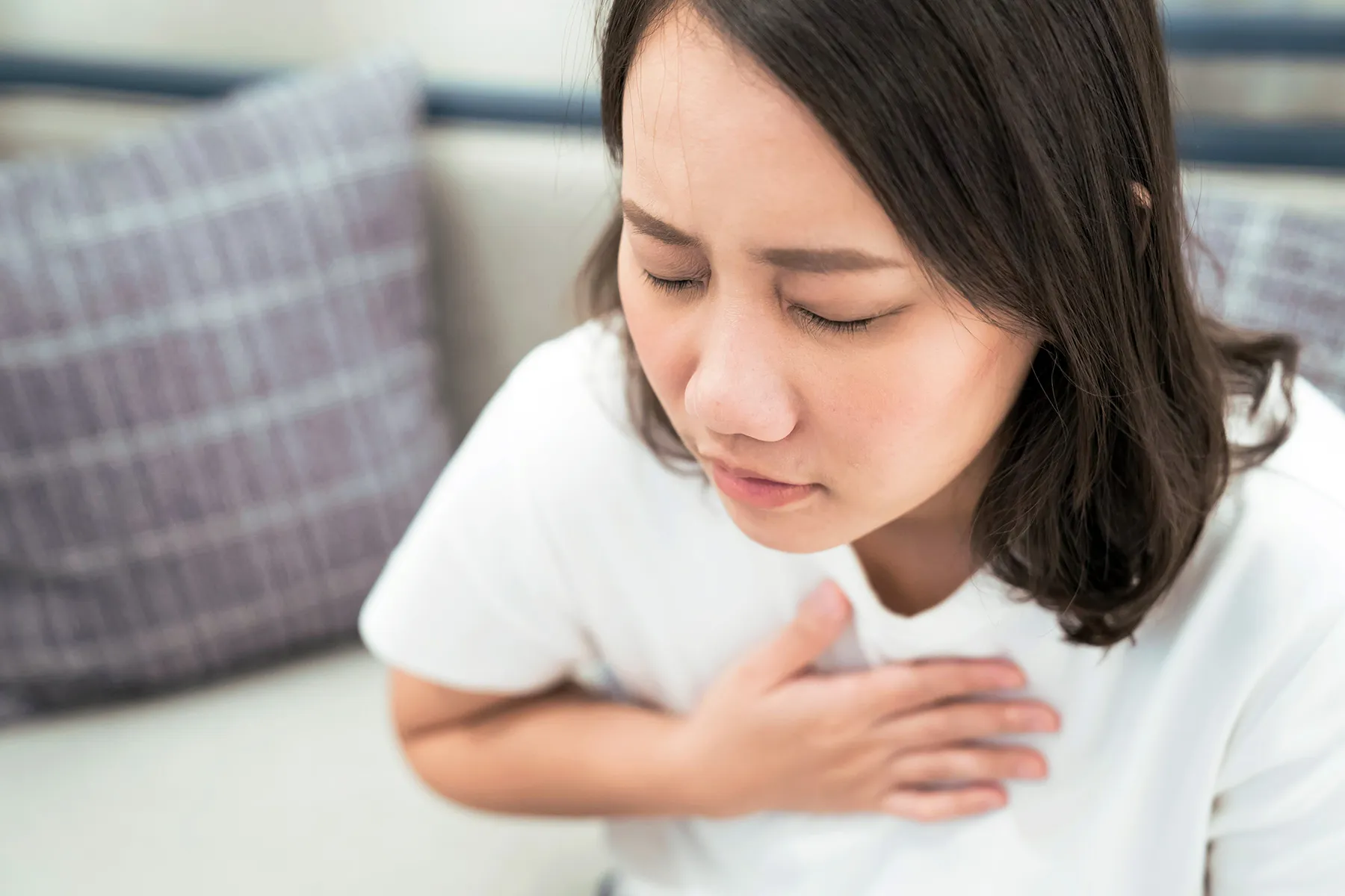 She had difficulty keeping. Женщина кашляет. Затруднительное дыхание Азиат. Chronic fatigue Syndrome. Свободное дыхание Азиат.
