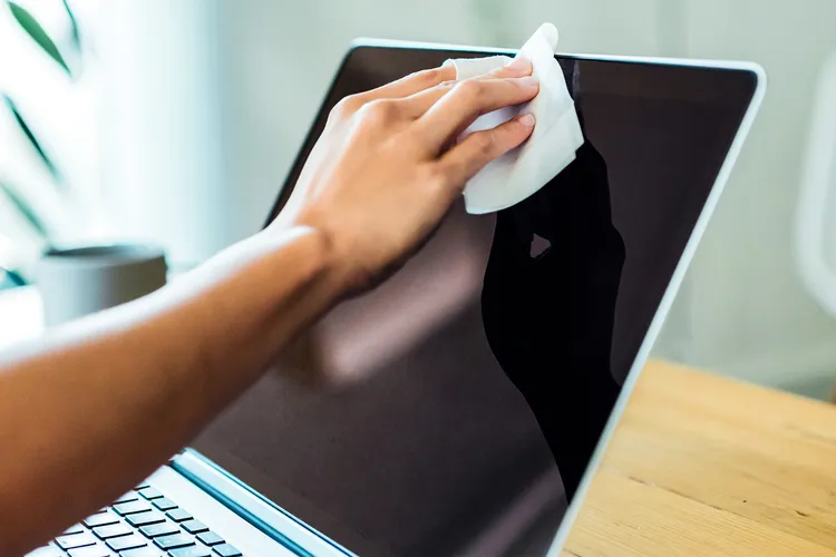 photo of cleaning the laptop screen