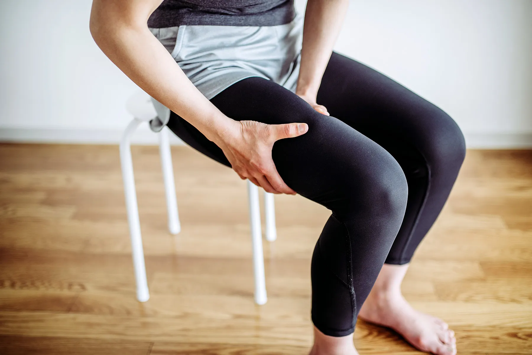 photo of woman experiencing thigh pain