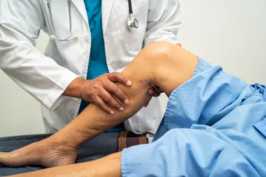 If you have knee pain or injury, the doctor to consult is a physiatrist. (Photo credit: iStock/Getty Images)