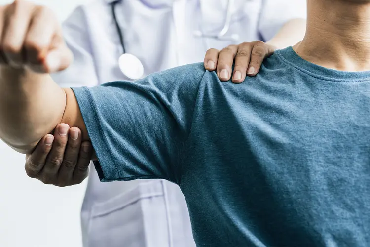 photo of man with shoulder pain 