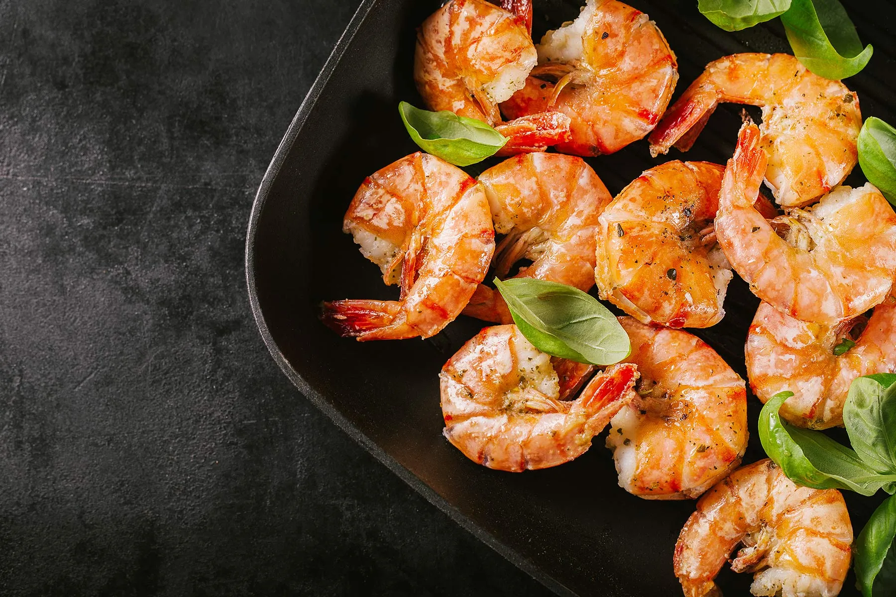 1800ss_getty_rf_shrimp_in_pan