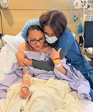 Munn is hugged by her gynecologist Thaïs Aliabadi.