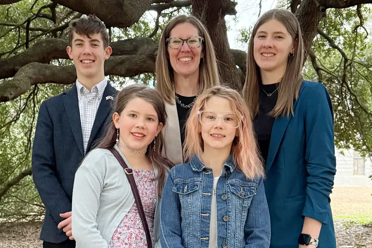 photo of Kristin Shelton and family