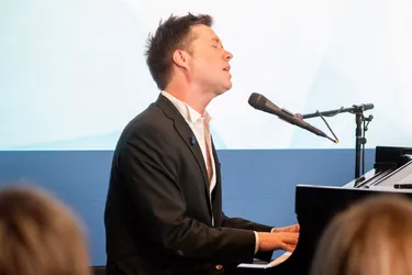 Singer-songwriter Rufus Wainwright performed and received an award for raising money for sarcoma research and music therapy.