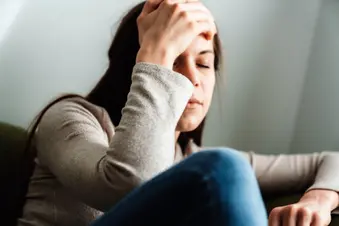 photo of woman with pain at the top of her head