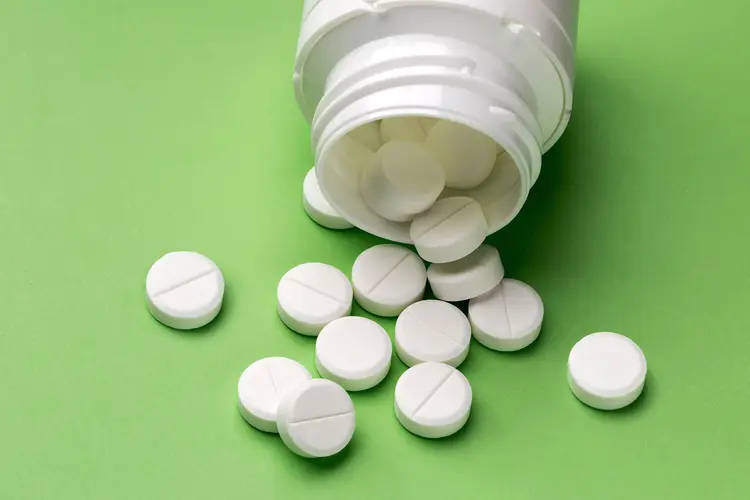photo of asiprin pills spilling from bottle