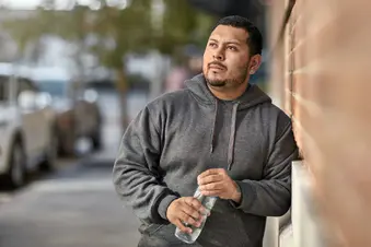 foto de hombre joven con una botella de agua en las manos