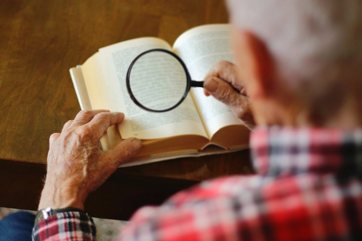 Handheld and Tabletop Magnifiers