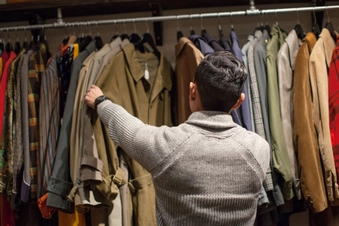 SÍ usa ropa adecuada SÍ usa ropa adecuada