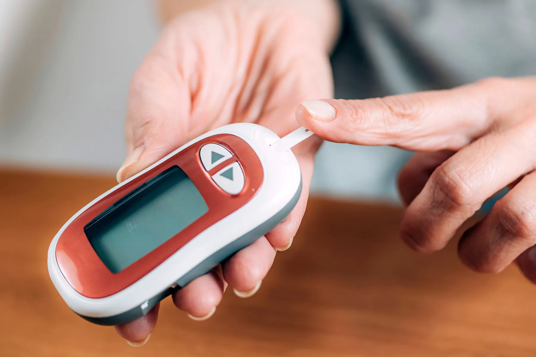 1800ss_getty_rf_woman_checking_blood_glu