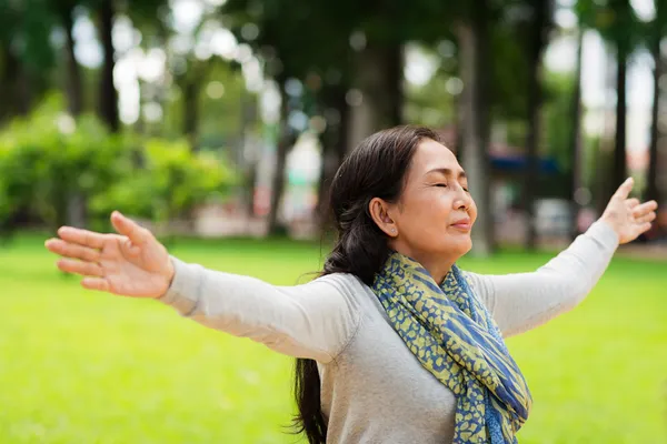 dışarıda meditasyon yapan kadının fotoğrafı