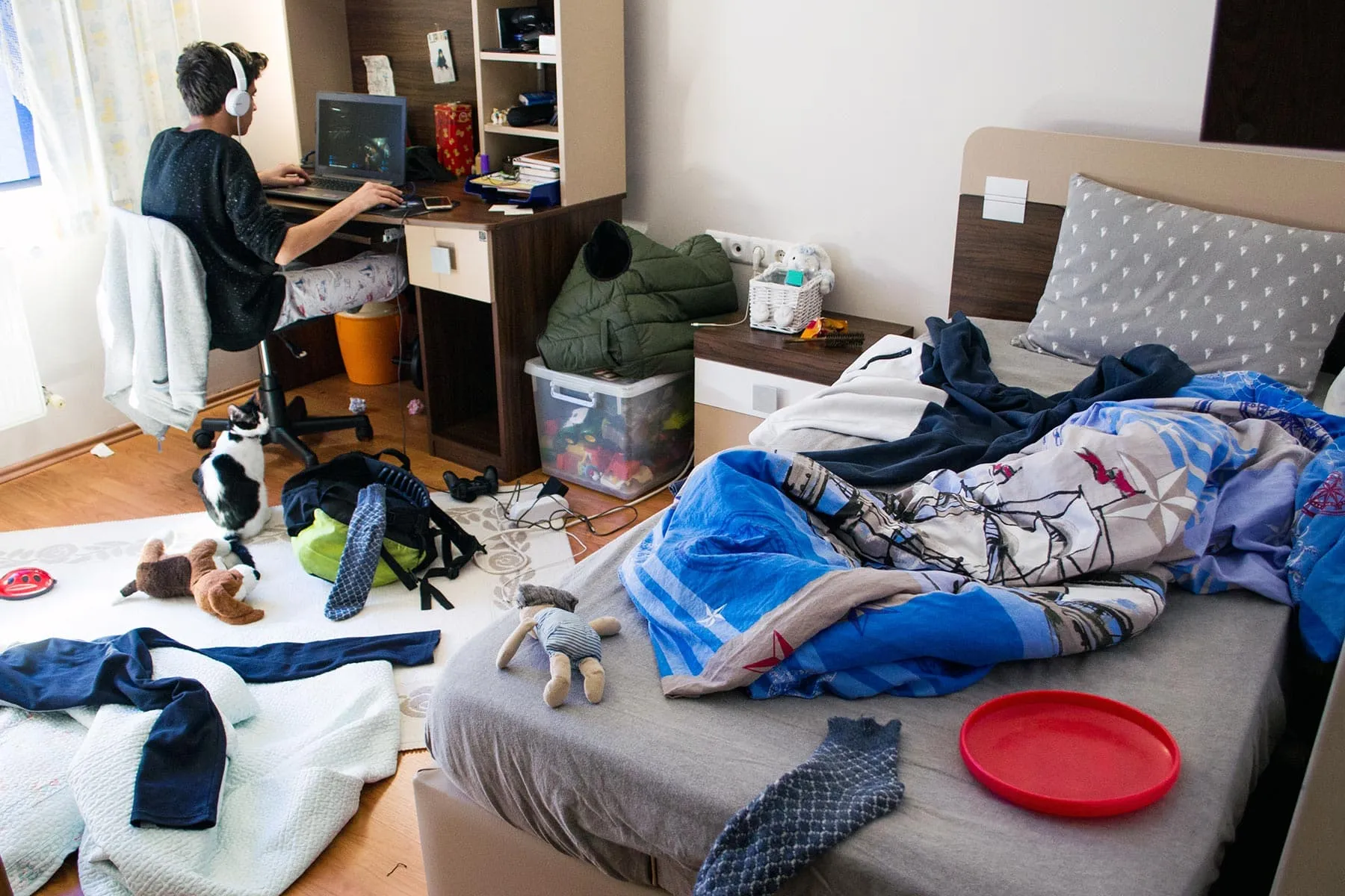 teens messy bedroom
