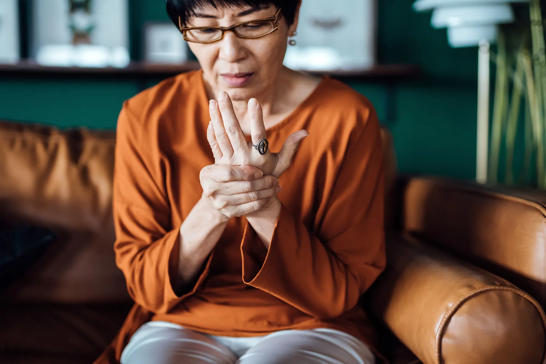 photo of woman with arthritic hand