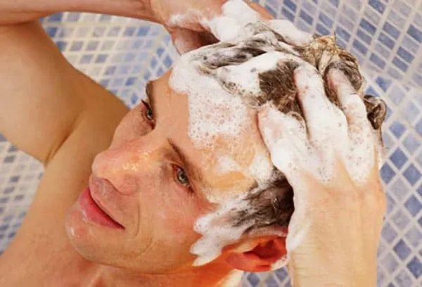 man shampooing his hair