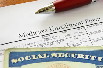 Foto de un formulario de inscripción a Medicare
