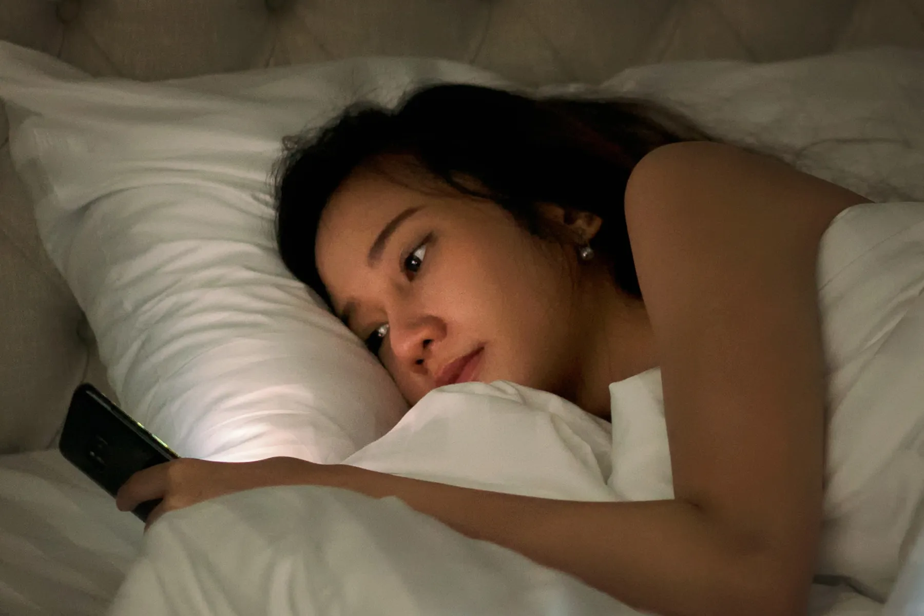 یک زن شیک پوش در حال تماشای موبایل