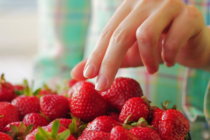 Snack on Berries, Peppers, and Kiwi