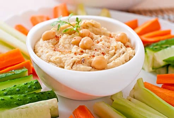 Hummus With Veggies and Pita Chips
