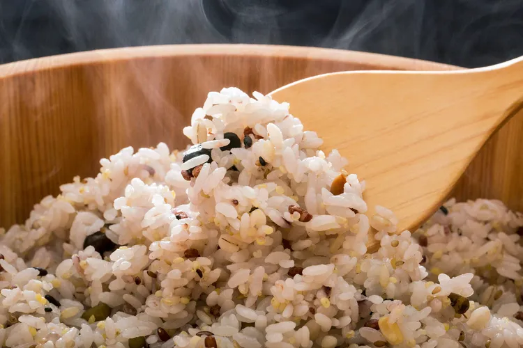 photo of steaming bowl of brown rice
