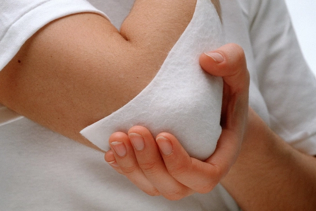 Dán miếng dán giảm đau Dán miếng dán giảm đau