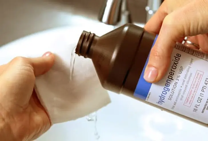 True or False? Cleaning a Wound With Hydrogen Peroxide or Rubbing Alcohol Is Best True or False? Cleaning a Wound With Hydrogen Peroxide or Rubbing Alcohol Is Best